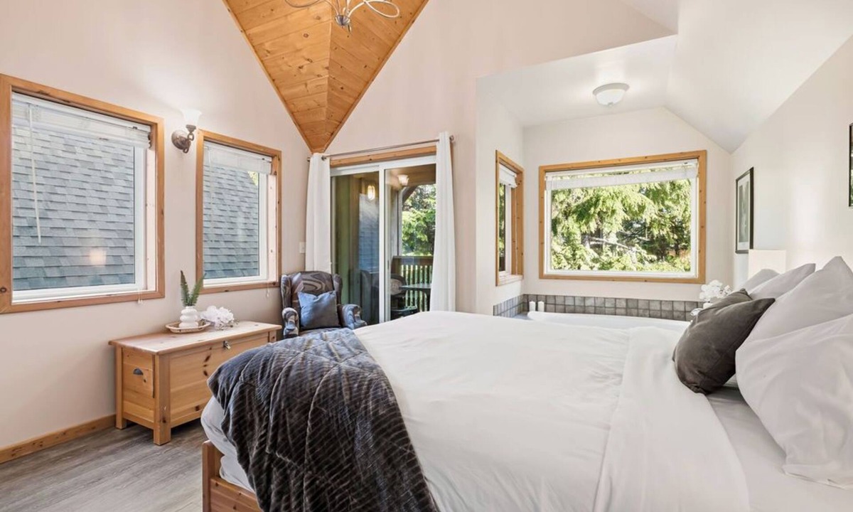 Ucluelet Cabin | Forest & Sea Views - Jetted Tub - Walk to Beaches & Wild Pacific Trail