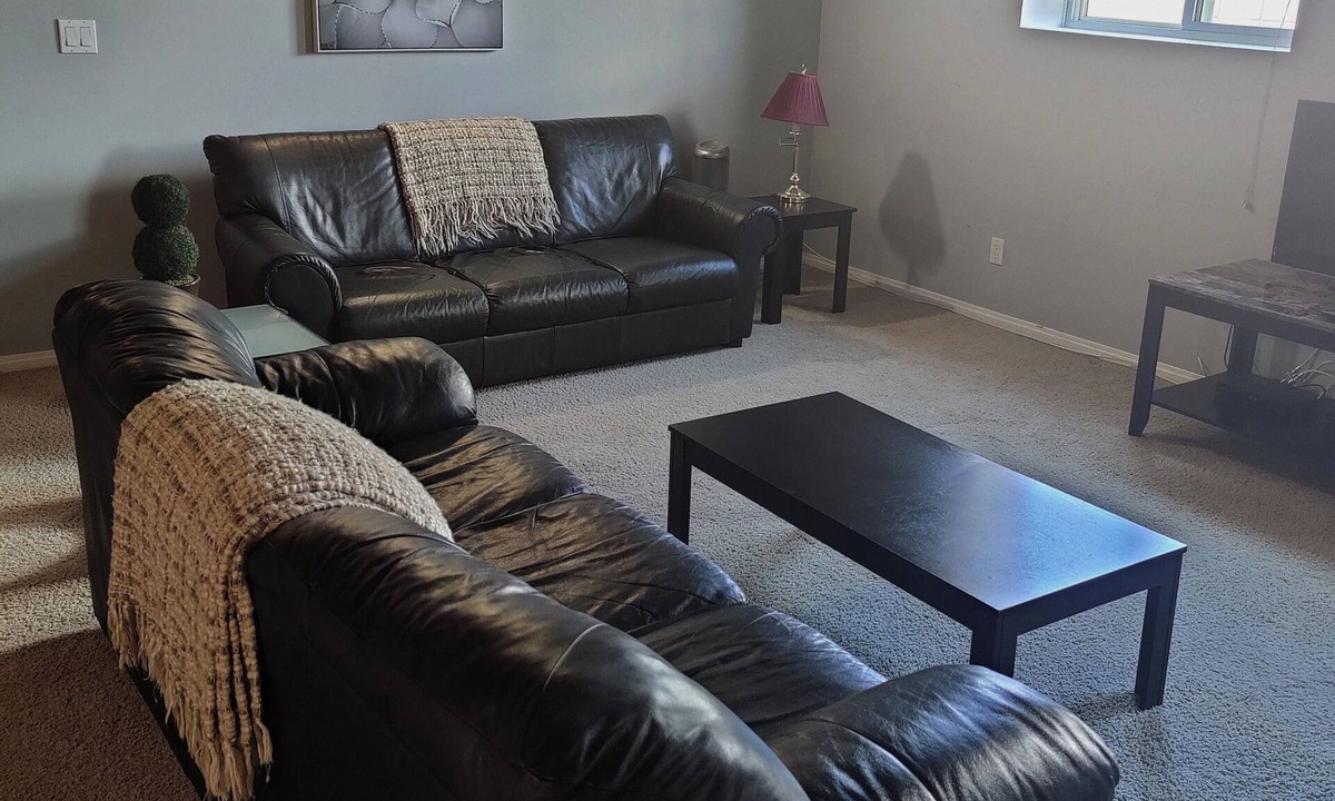 Fort Saskatchewan Apartment | Fort Saskatchewan fully furnished 3 bedroom suite.