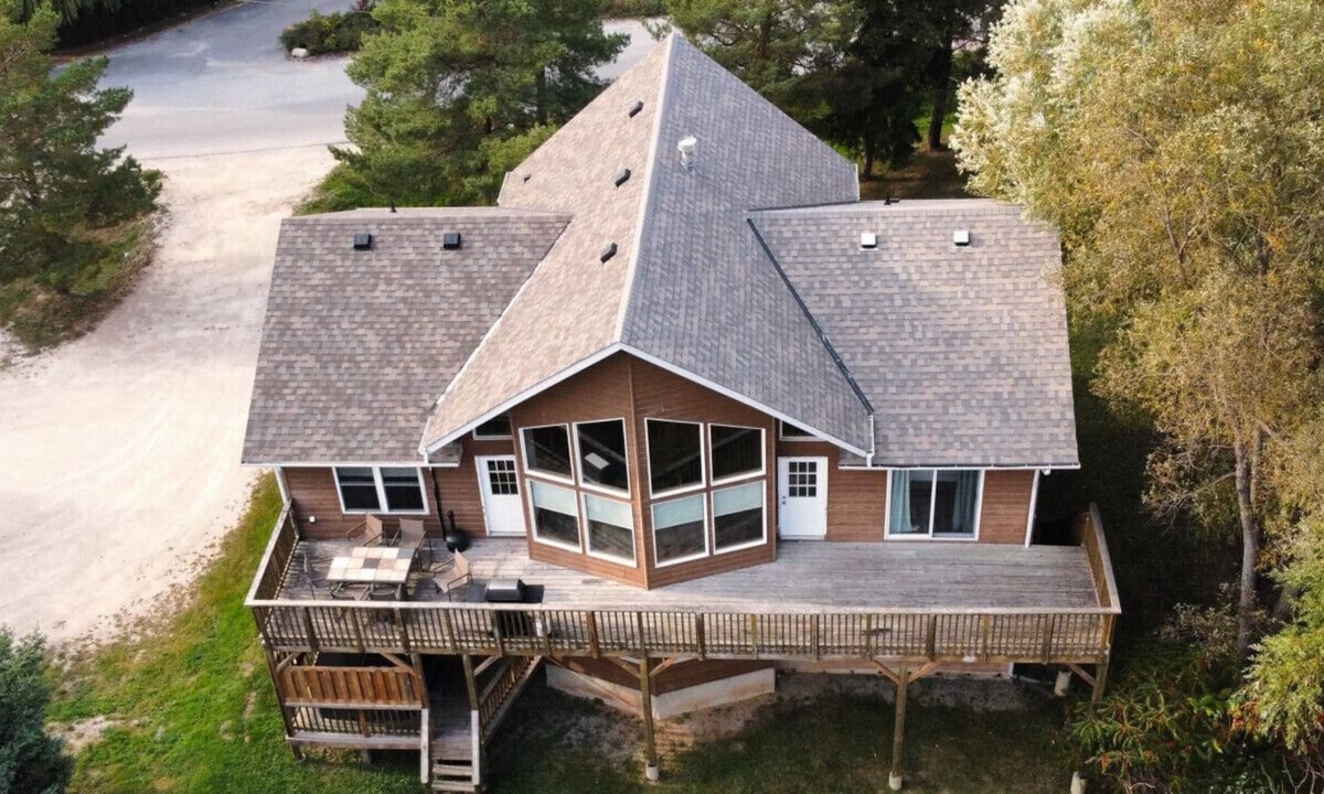 Craigleith Ski Chalet | Four-Season Luxury 8 BR Chalet w/Hot Tub & BBQ at The Blue Mountains