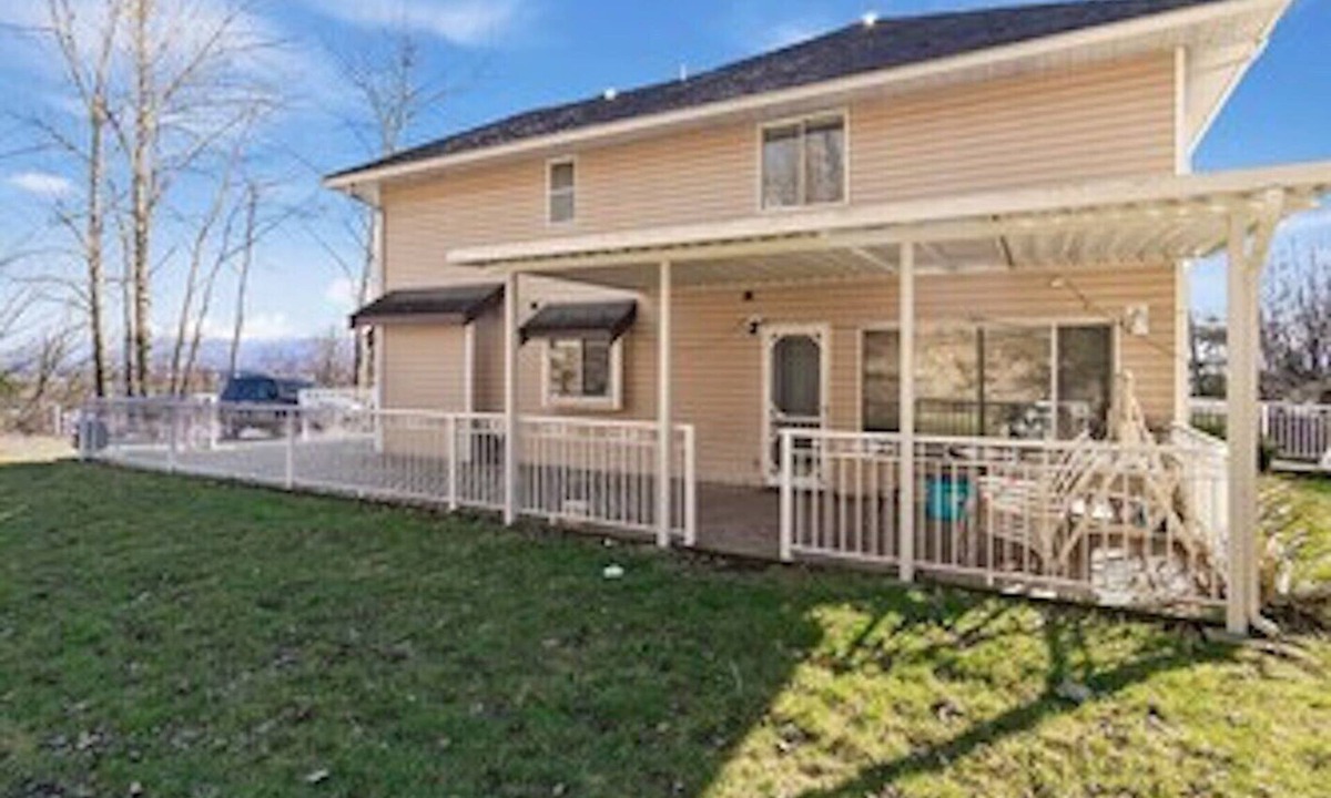 West Abbotsford House | Full Private Cozy Home on an Private Acre
