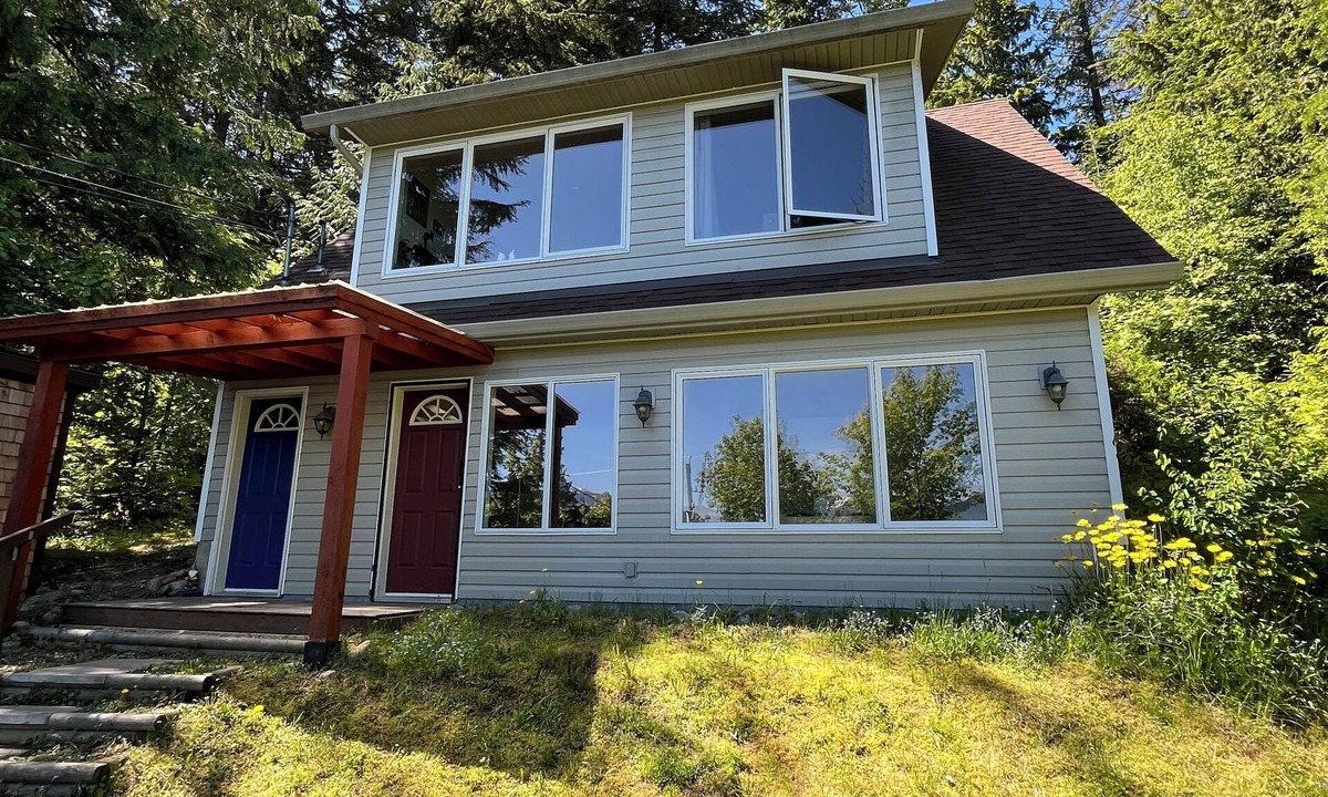 Balfour House | Full Suite, Lake View, NEW DECK 2026, Forest Retreat, Full Kitchen, Laundry