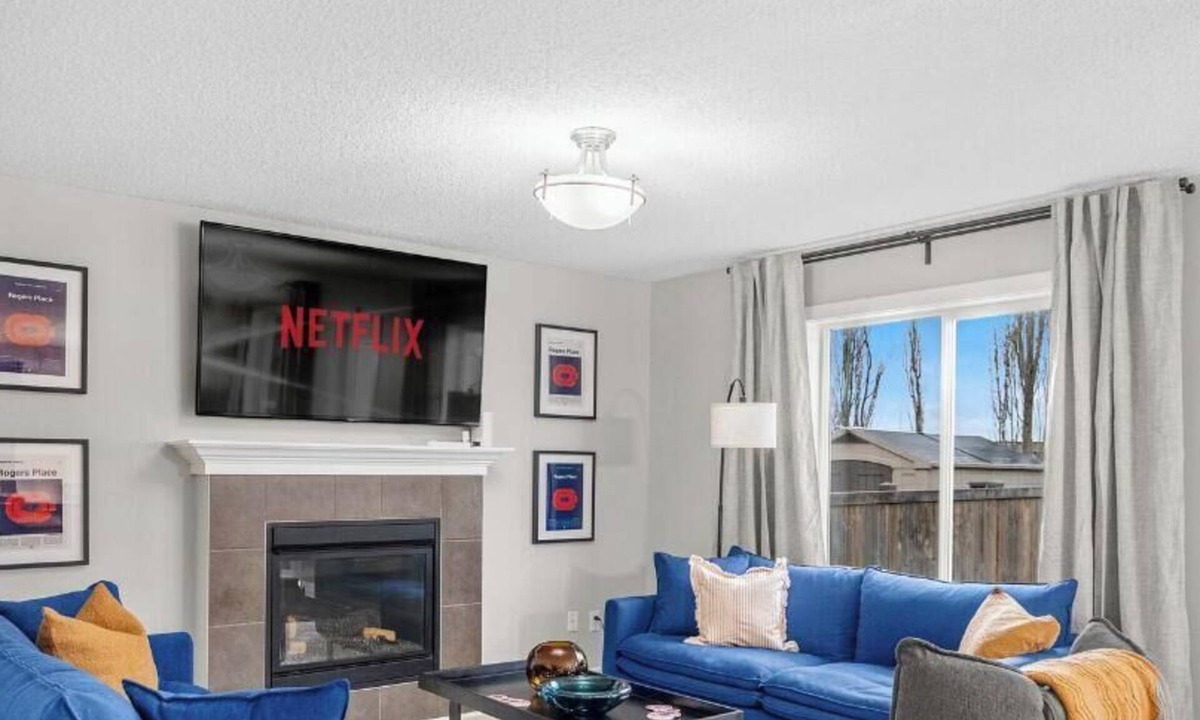 Northwest Edmonton House | Game Night Getaway - HotTub - AC - BBQ - Firetable - KingBed