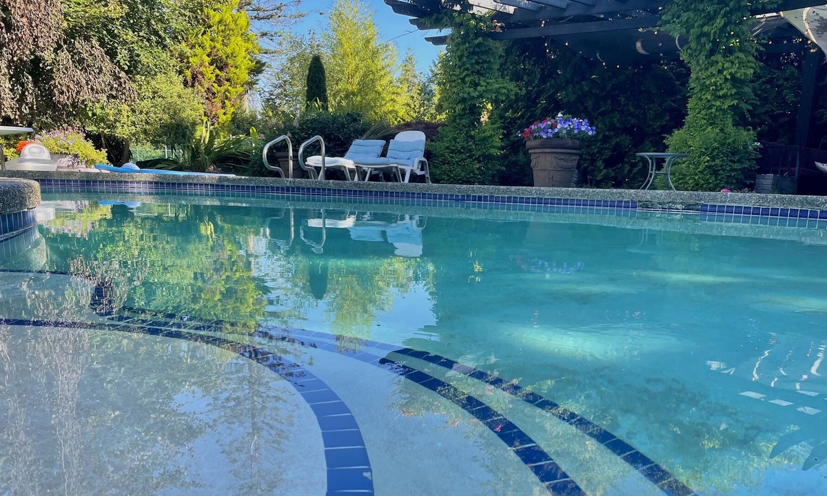 Surrey Apartment | Games Studio Suite + shared Pool & Hot Tub