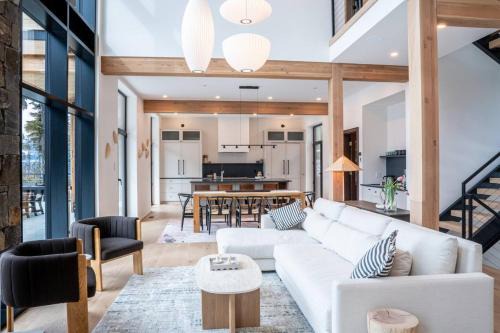 Coquitlam House | Ghost Peak Chalet - Ski-In Access