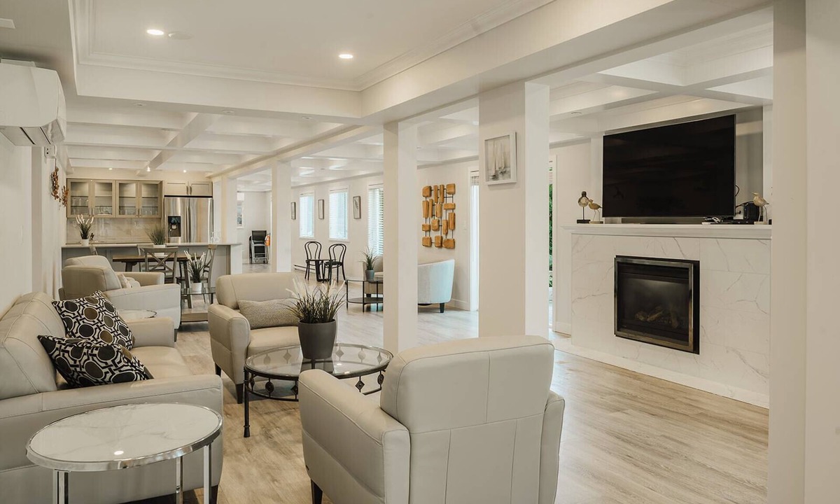 Gibsons Hotel | Gibsons Landing Inn