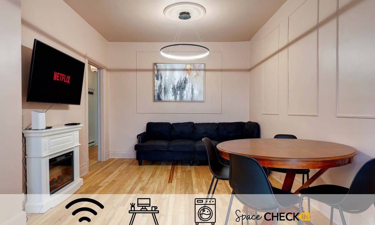 Hochelaga Apartment | Glamorous getaway | Near Subway | Fireplace | AC | Wi-Fi