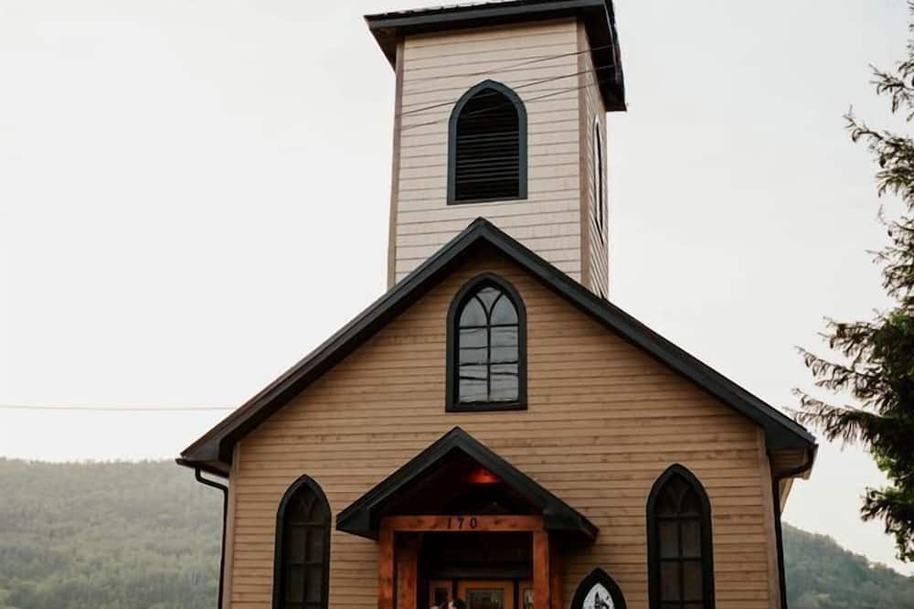 Listuguj Mi'gmaq First Nation Cottage | Glamping in a Renovated Church Cottage near Flatlands, New Brunswick