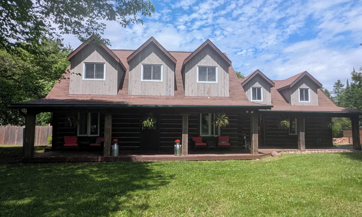 Manitoulin District House | Gorgeous and Spacious 5BR Log Home in Little Current on Manitoulin Island