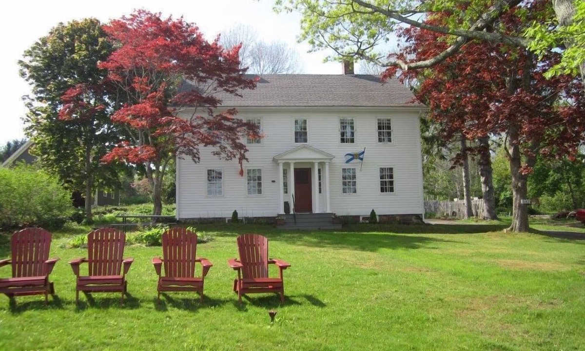 Granville Ferry Bed & Breakfast | Grand Oak Manor Bed & Breakfast
