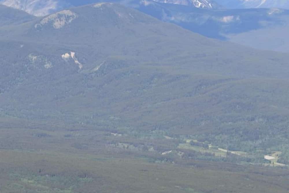 Division No. 3 Cabin | Group Cabin Lodge Surrounded by Nature with Beautiful Hiking Trails and Views in Alberta