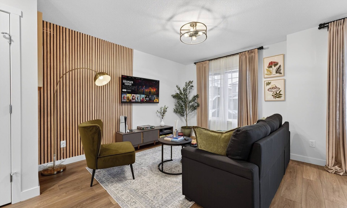Southwest Edmonton House | Group Stay for 12 | PS5 Game Room | 3 Baths