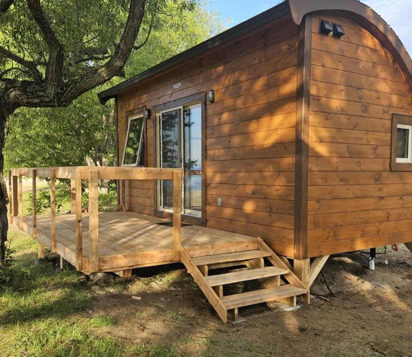 Mashteuiatsh Hotel | Hébergement Plage Robertson - Pods au bord du lac