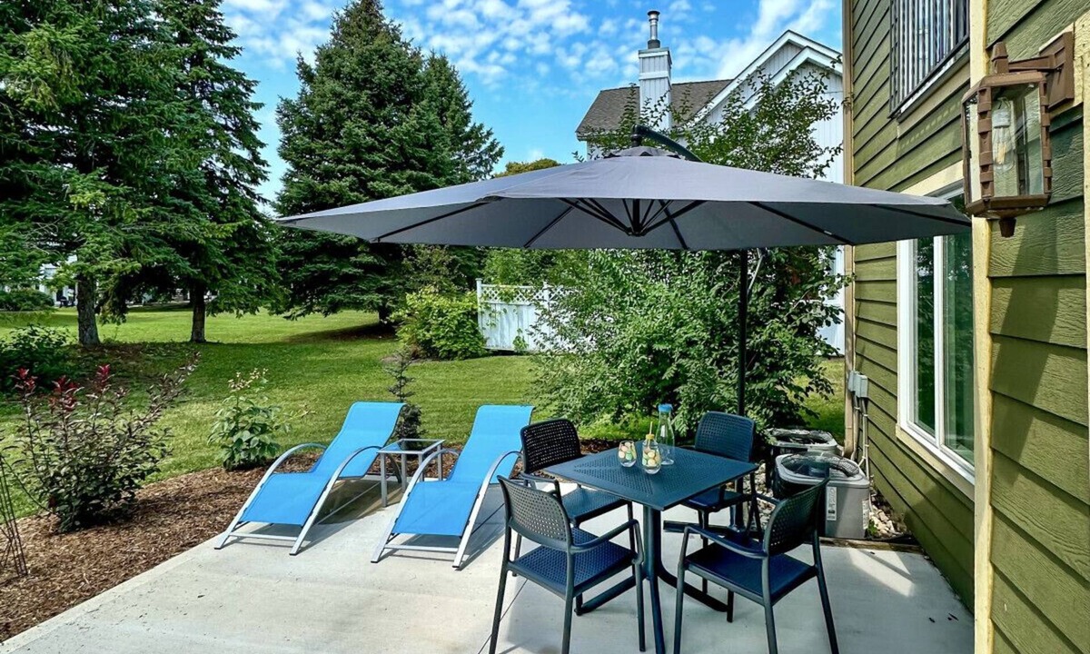 Collingwood Villa | Happy Valley Spacious Family Townhome.Dog Friendly.Minutes to Blue Mountain