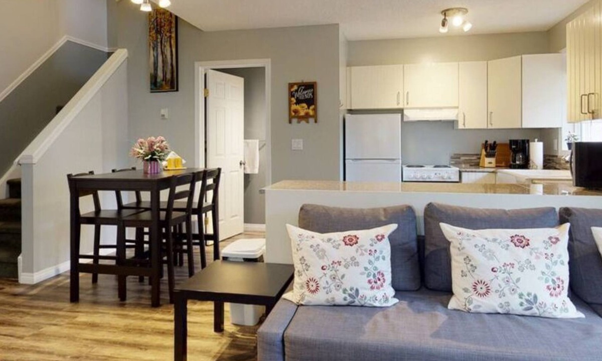 Harvie Heights Villa | HARMONY HEIGHTS - TWO LEVEL TOWNHOUSE - HOT TUB & FIRE PIT