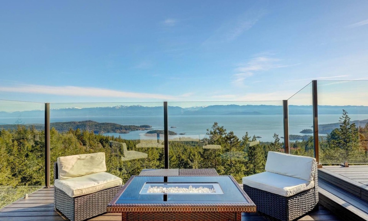 Sooke House | Heaven Above the San Juan Islands Private Cliffside Estate
