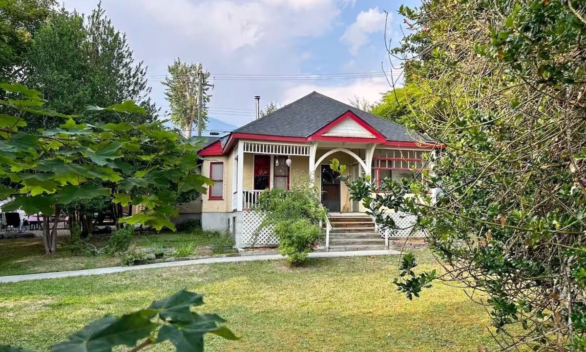 Nakusp House | Heritage Home on Broadway