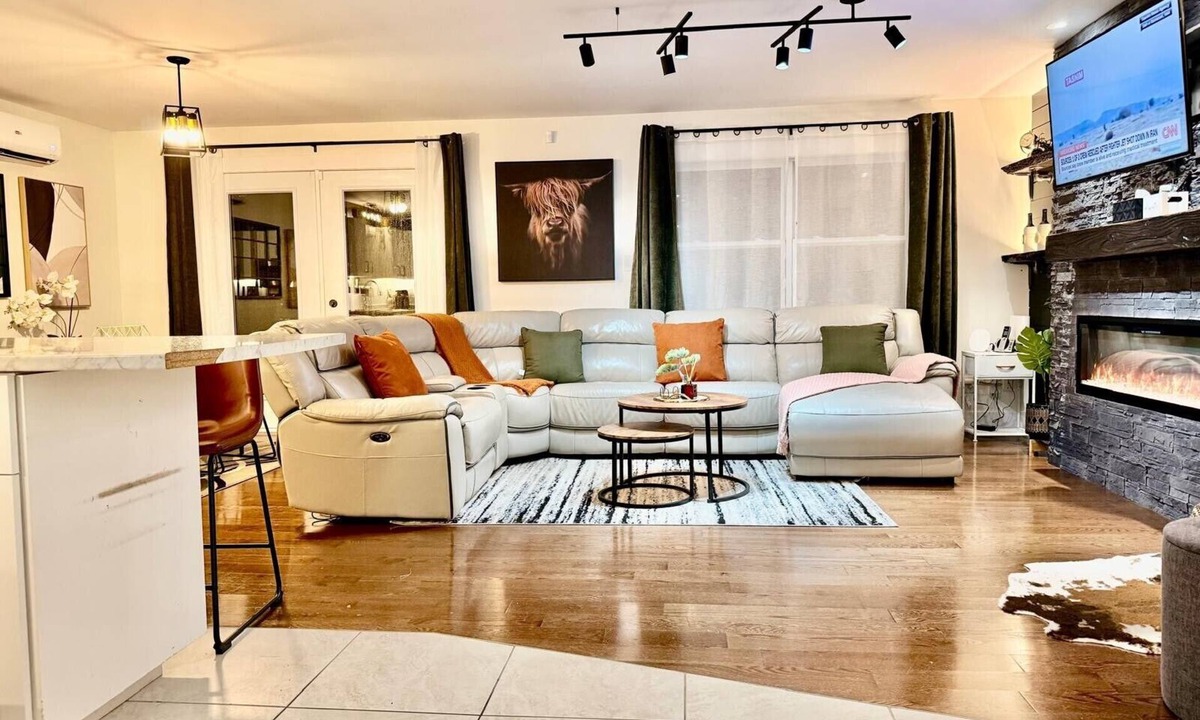 Moncton House | High-end haven where Serenity meets Style and Fun| 5mins to airport| 5 car slots