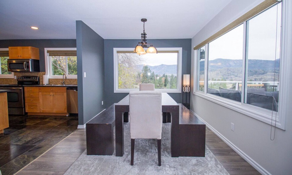 Okanagan-Similkameen House | Hillside Haven with Lakeview