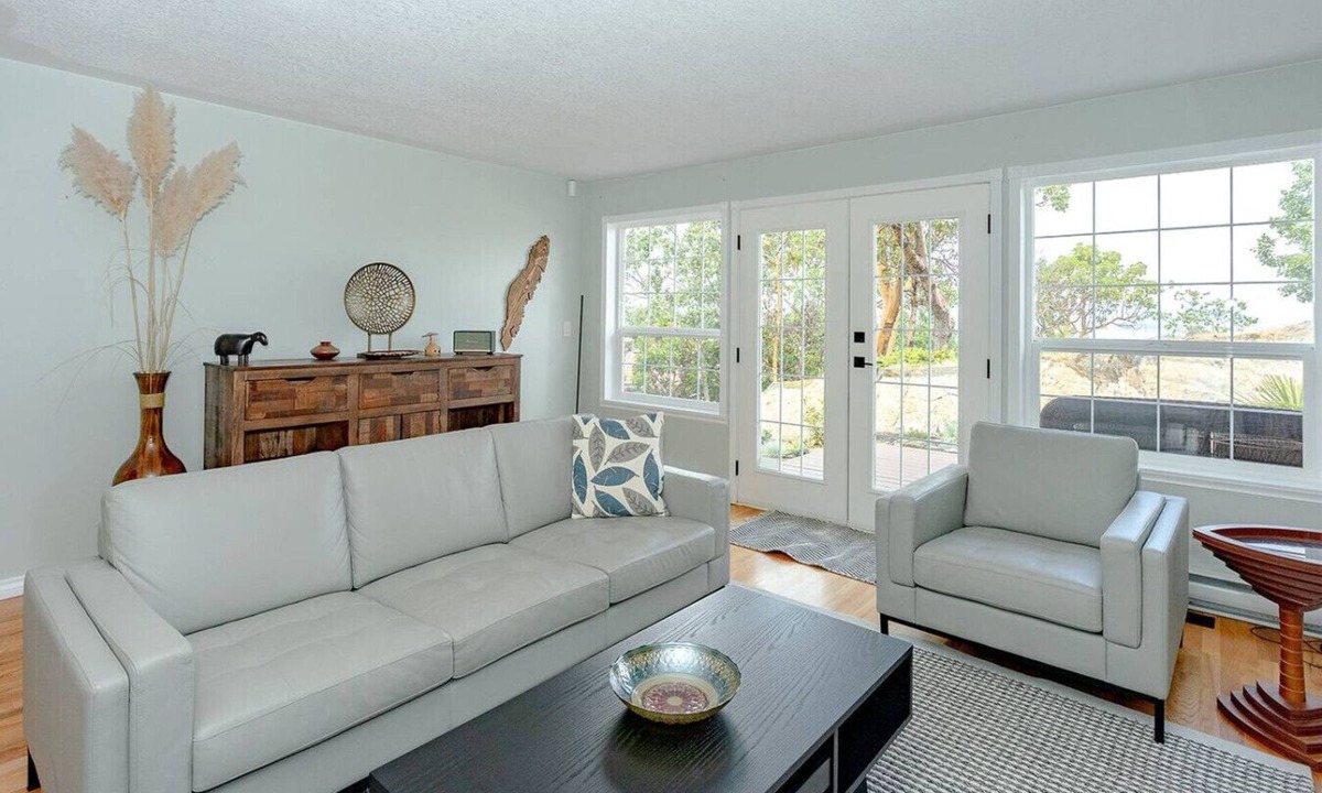 Regional District of Nanaimo House | Hilltop Hideaway with Ocean and Mountain Views