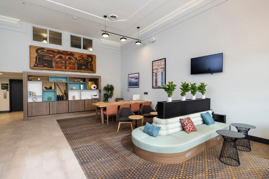 Victoria Hotel | Holiday Inn Victoria - Elk Lake by IHG