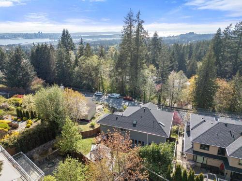 Upper Lonsdale House | Home on the mountain North Vancouver
