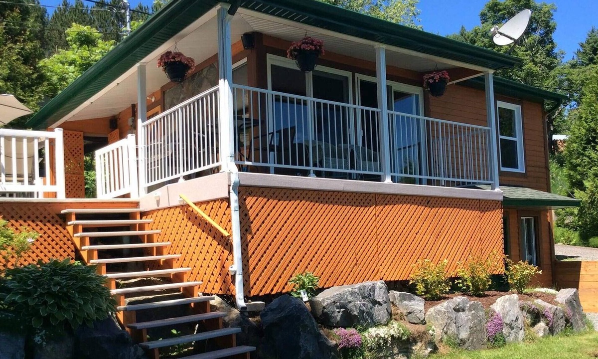 Sainte-Thecle Ski Chalet | Homerez - Chalet for 6 ppl. with jacuzzi, spa and garden at Sainte-Thècle