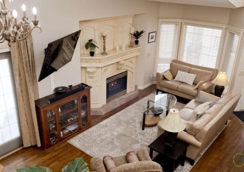 Arbour Lake Apartment | Il Veneto:3BR,2BA,C-Air,IRSauna,BBQ,Sleeps 8,Cozy