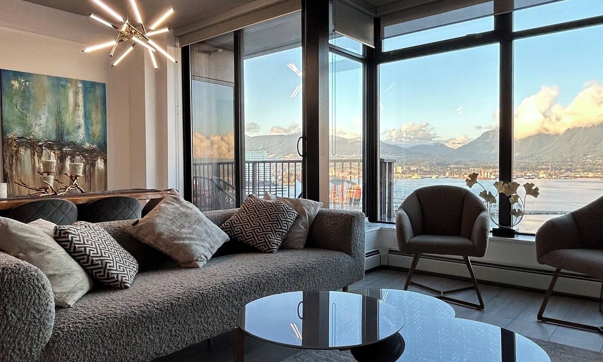 Gastown Apartment | Infinite blue
