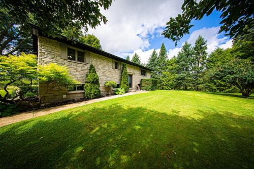 Wiarton House | Ingrids Green Haven 27 Acre Private Farm