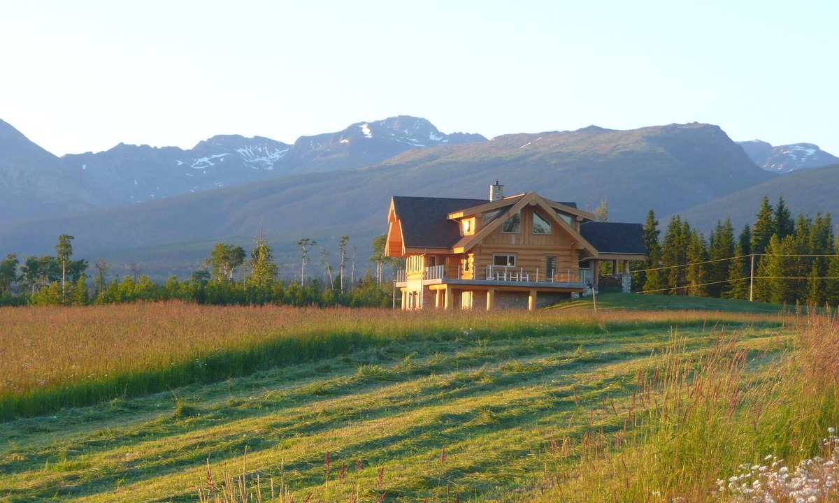 Smithers Cabin | JollyMore | Meadow Home