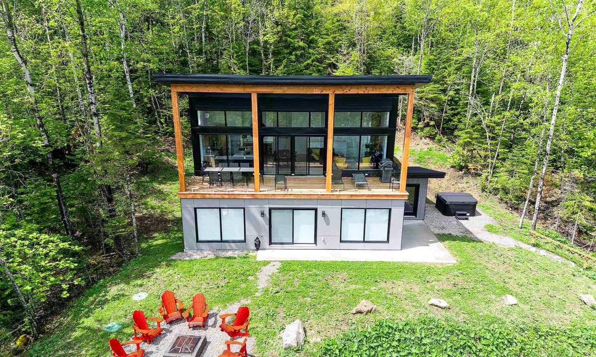 Les Eboulements Ski Chalet | Käbane O Peak - Riverfront mezzanine View