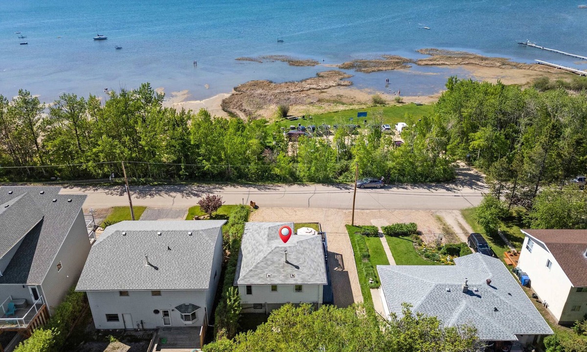Sylvan Lake House | Kinepik Cottage | Sunroom + Beach Access