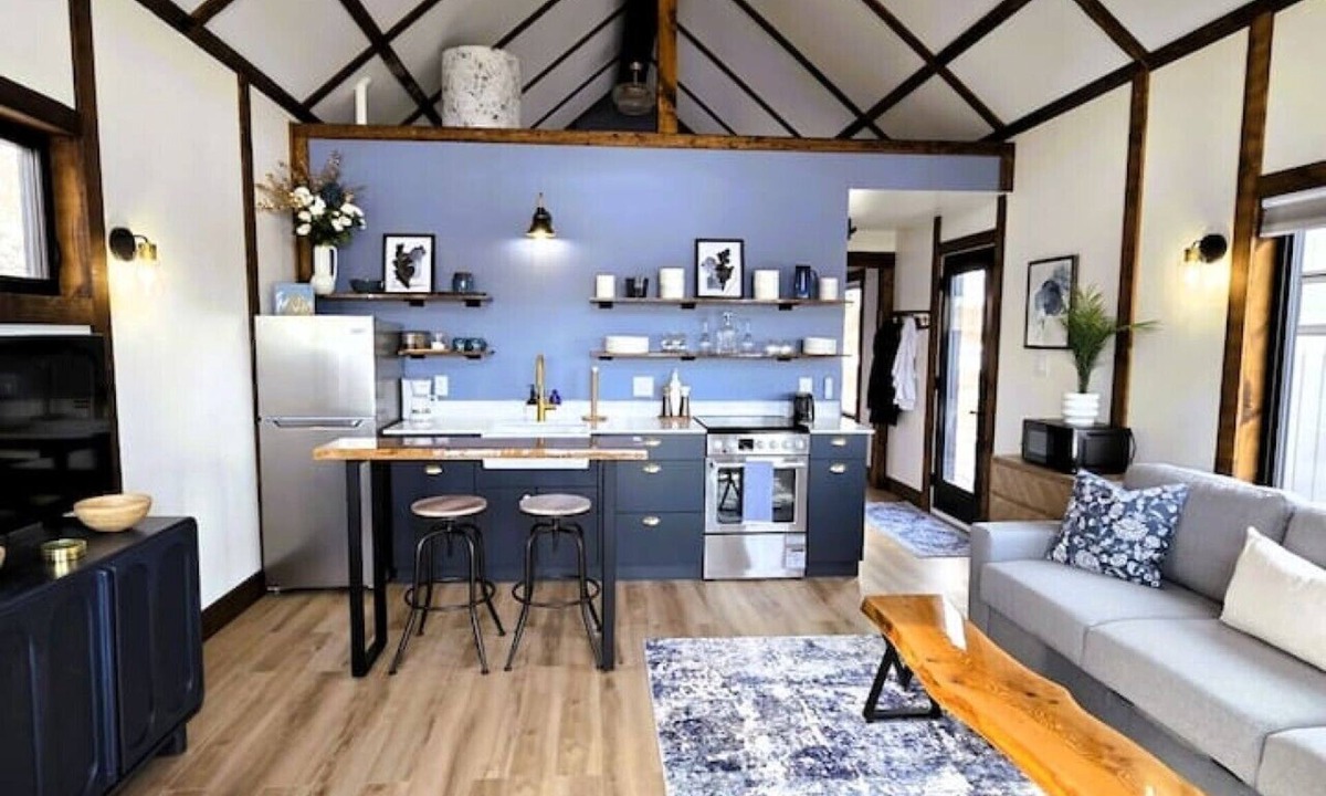 Saint Louis de Kent Cabin | King bed, luxury glam Nordic Spa access Chalet