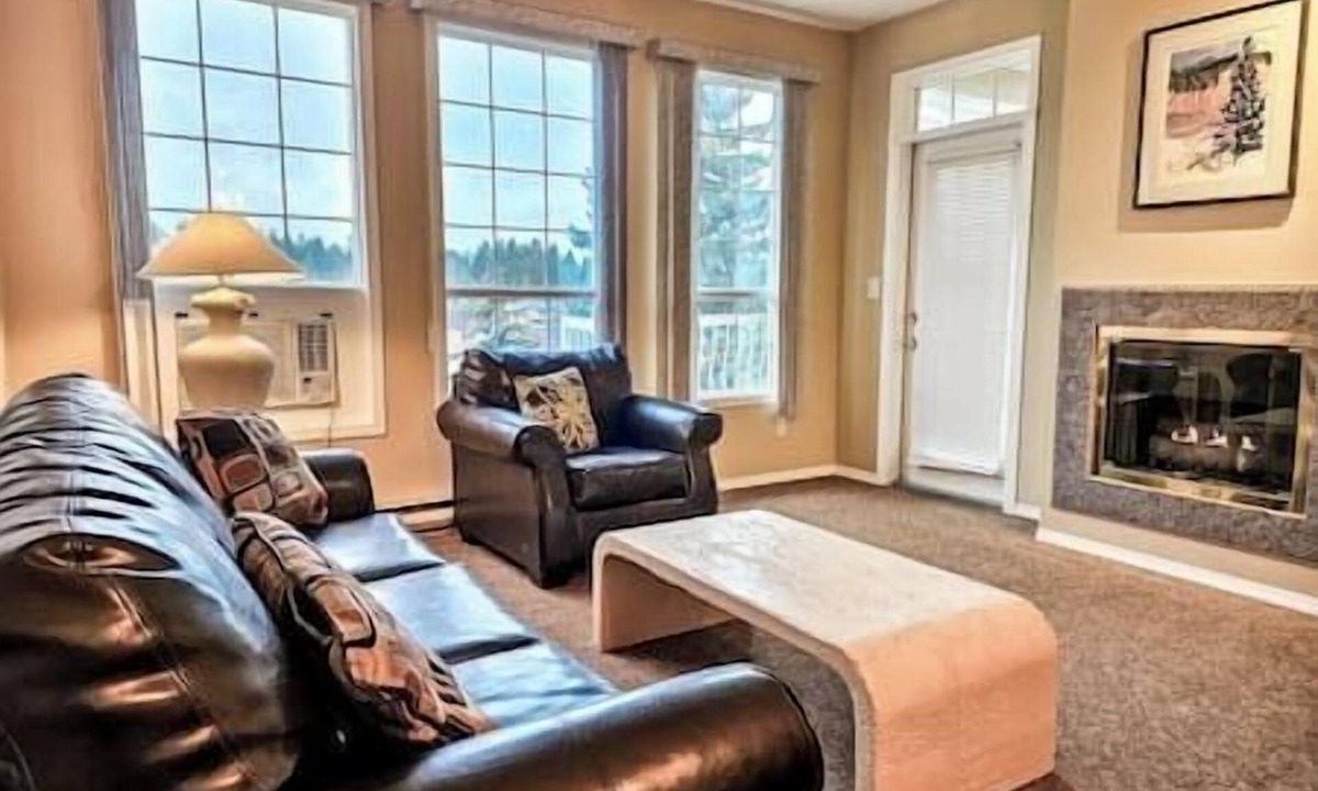 East Kootenay Apartment | King bed/Patio/Golf/Ski resort nearby