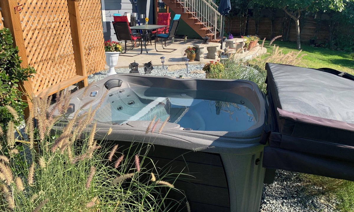 Central Okanagan House | King Bed, private Hot Tub and Sauna