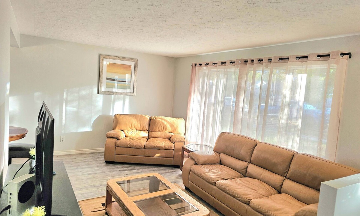 Jasper Place House | ✅Kirvia's retreat ✅ "Entire home" ✅ 8 minutes to West Edmonton Mall.✅