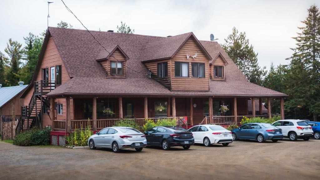 Saint-Mathieu-du-Parc Hotel | L'Auberge Refuge du Trappeur