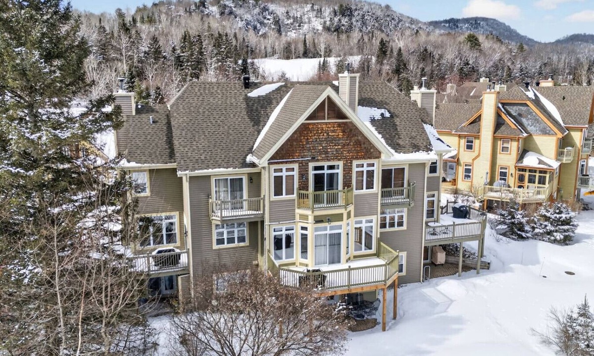 Mont-Tremblant Apartment | La Bête Tremblant: Bright & Modern 4Bed Townhome