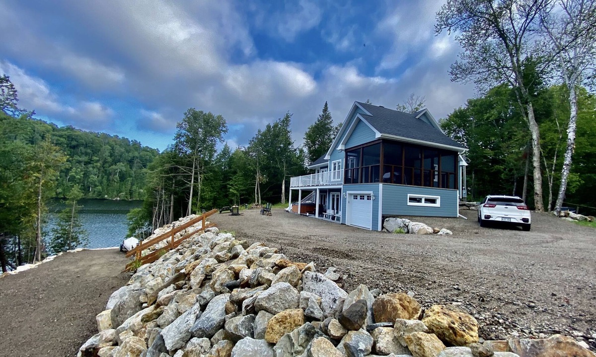 Ferme-Neuve Ski Chalet | La Belle Bleue sur le Lac, 4 bedrooms, 2 bathrooms, Spa, indoor and outdoor fireplaces