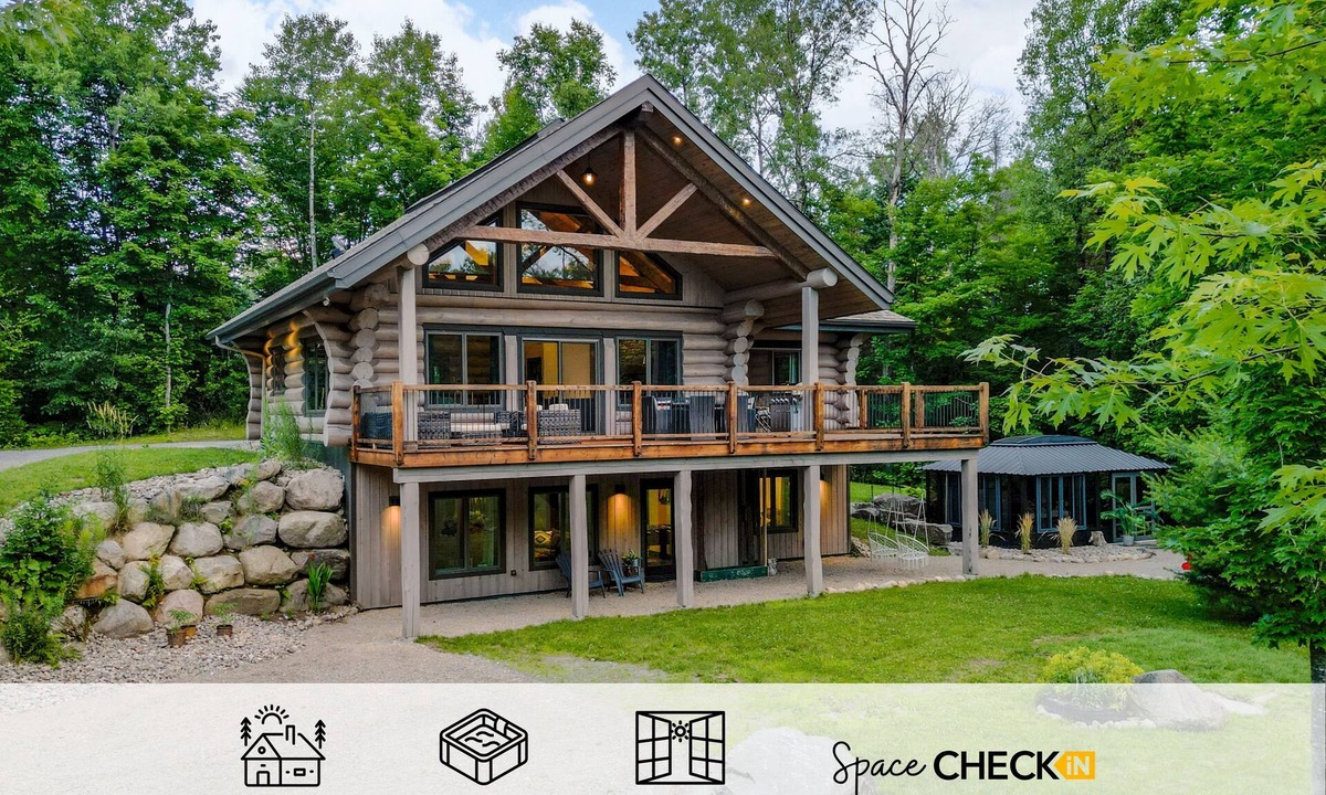 Saint-Faustin-Lac-Carre Ski Chalet | La Flamme des Montagnes | AC | Luxurious Log Cabin | Spa | BBQ | EV Charger