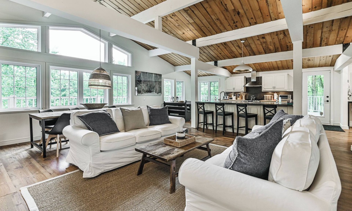 Mont-Tremblant House | La Maison Blanche | Hot Tub & Sauna | Pool Table, Fire Pit & Close to Resort