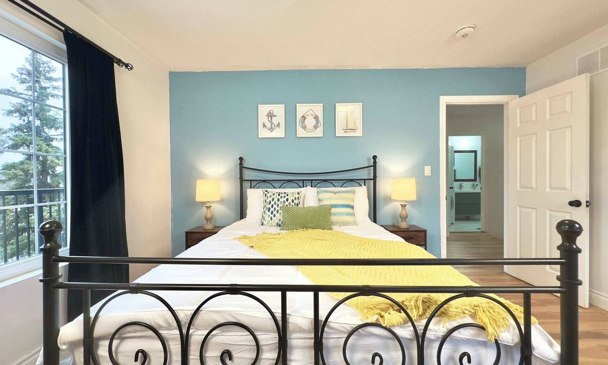 Port Colborne House | Lake Erie Blue Room Getaway
