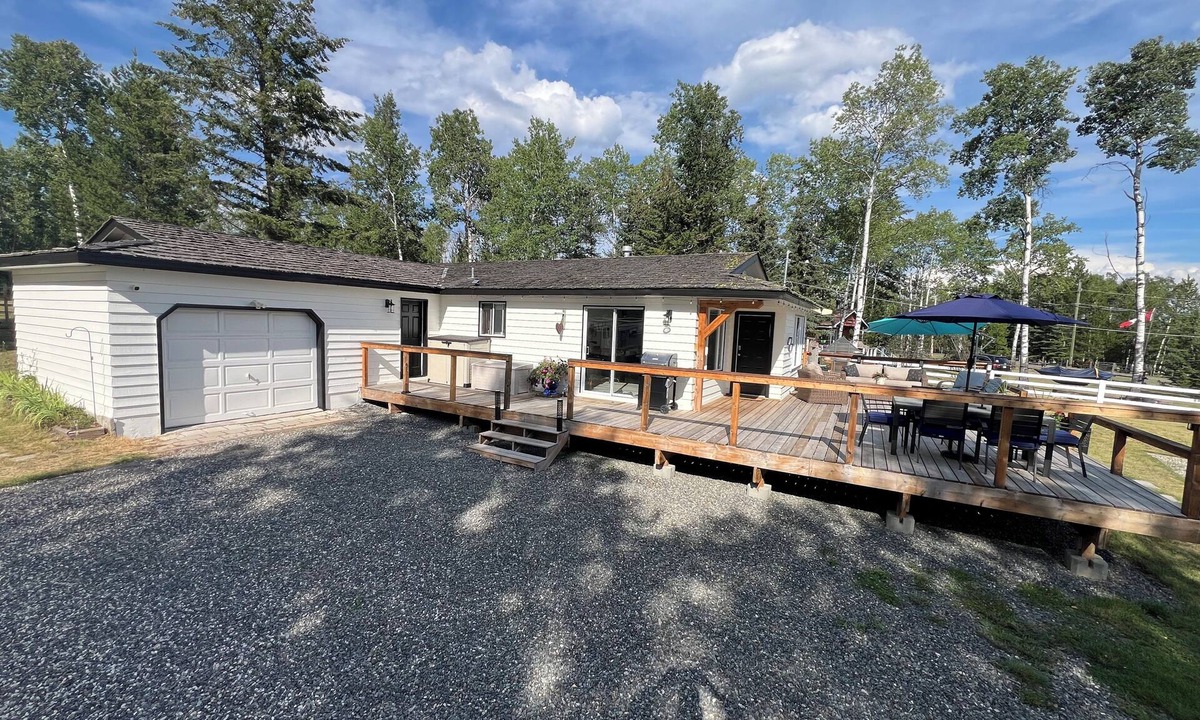 70 Mile House House | Lake Front Recreational Acre