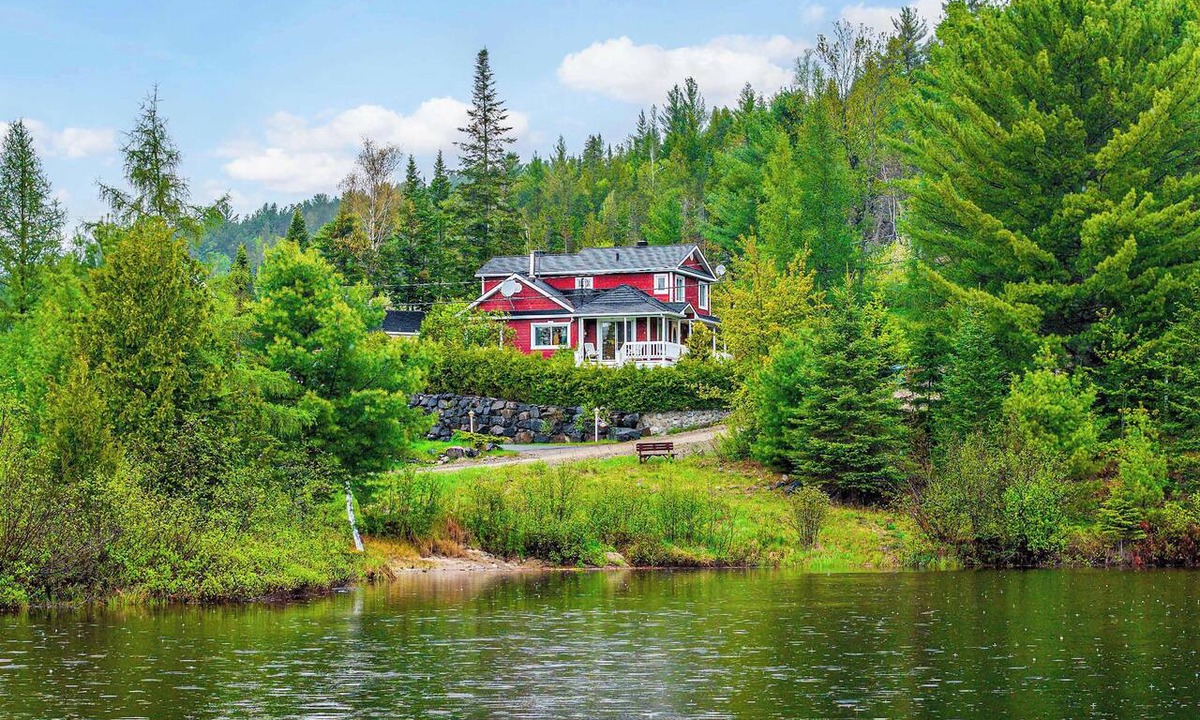 Chertsey House | Lake House in Chertsey, spa, kayak.