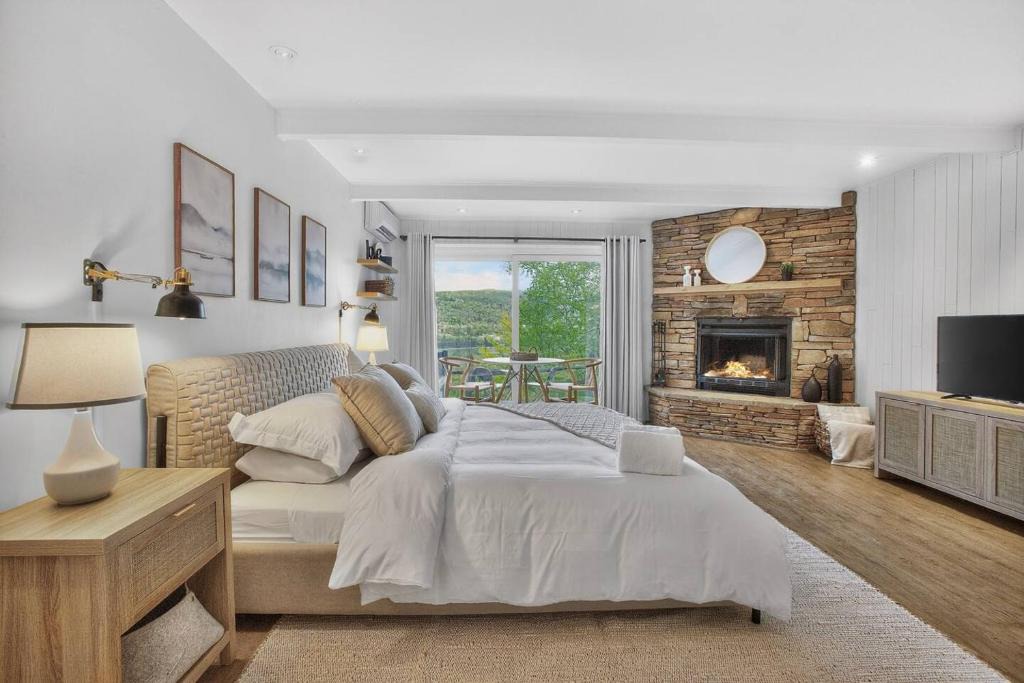 Mont-Tremblant Apartment | Lake & Mountain Views/Brick Fireplace/Free Shuttle