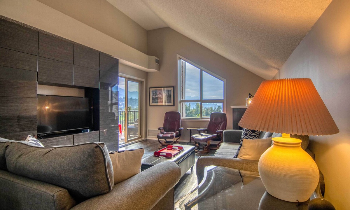 Invermere Apartment | Lake & Mountain View Penthouse | Hot Tub | Pool