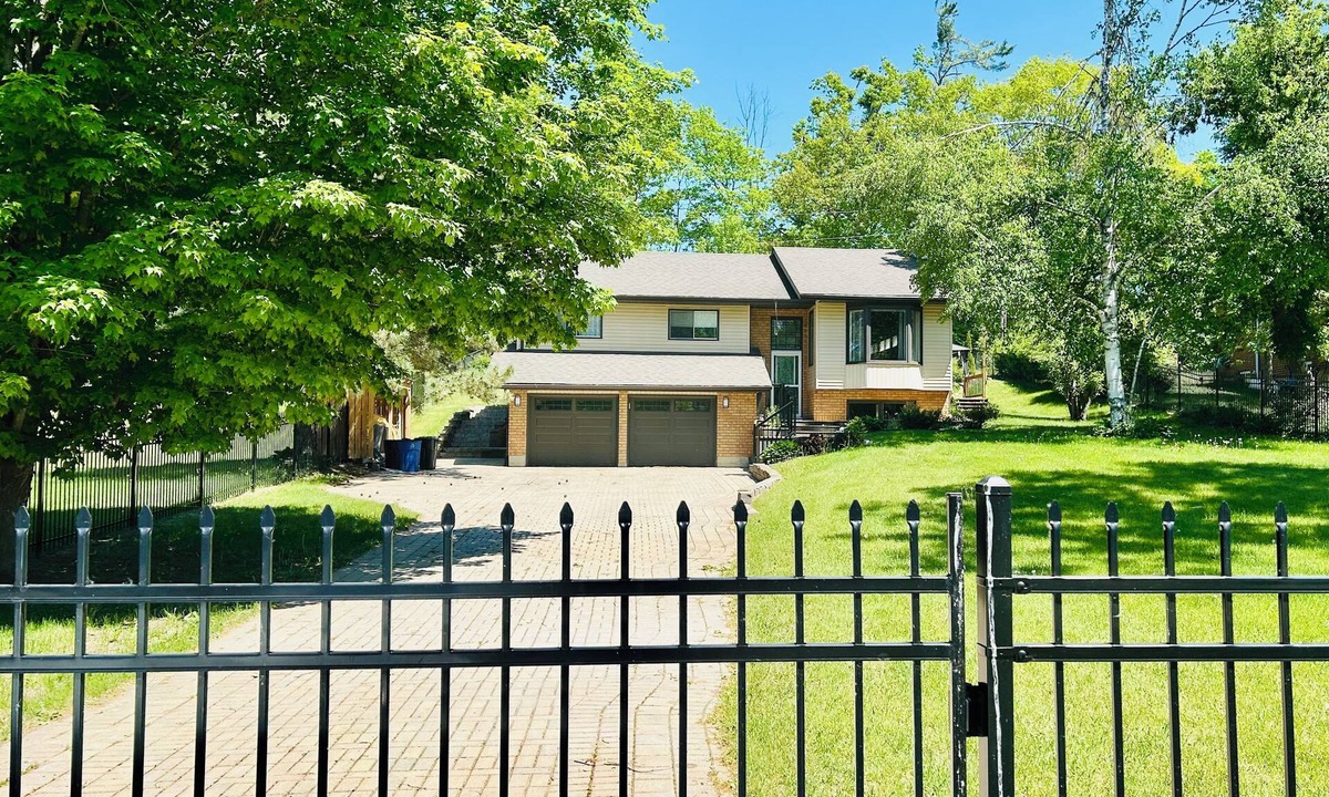 Fenelon Falls House | Lake Retreat | Sauna | Fenced Yard | Walk to Town