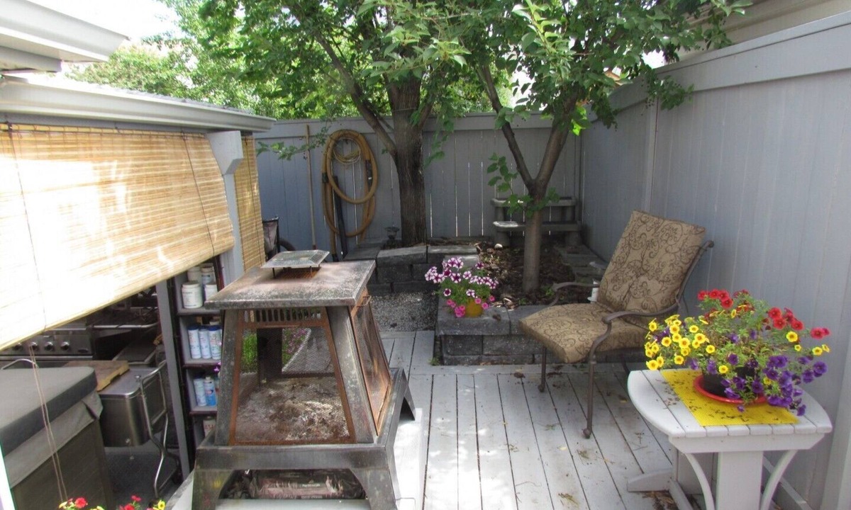 Southeast Calgary House | Lake Sundance - Private Walk Out Suite