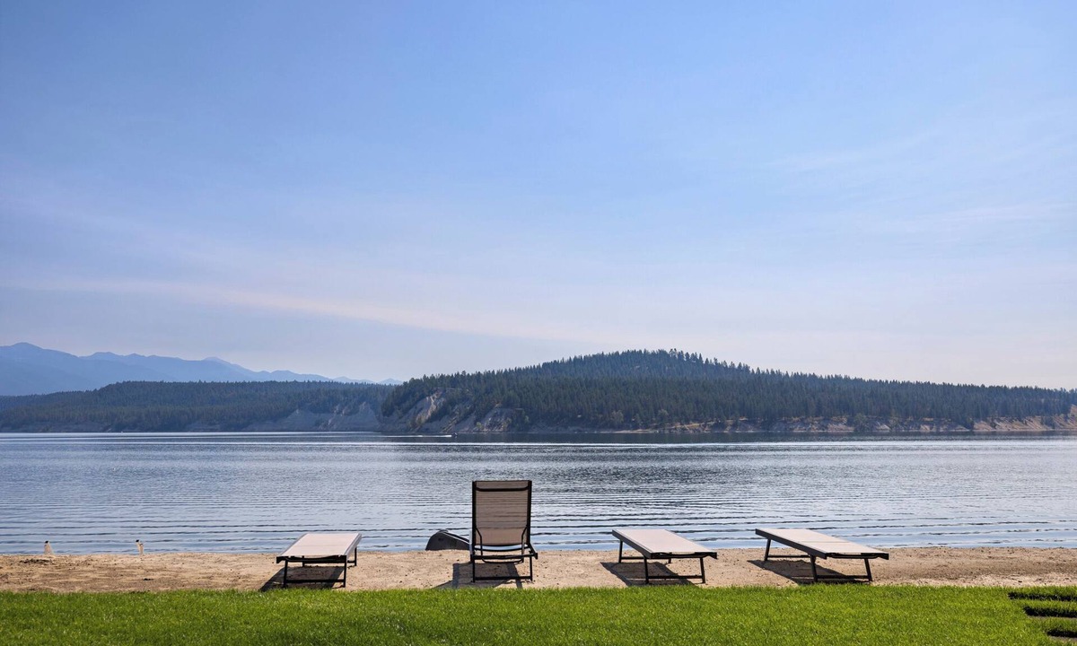 Koocanusa Ranch House | LAKEFRONT*FIREPIT*BBQ*PATIO*BEACH