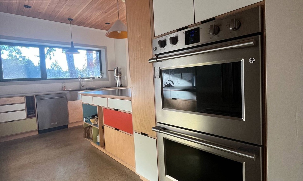 Victoria House | Lakefront Furnished Modern Cozy Full House